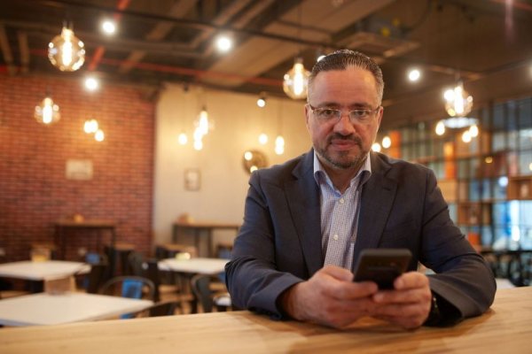 У нас положението не е по-оптимистично. "Дали мрежата е подготвена за бъдещето? Отговорът е - не", казва Карел Крал от CEZ (на снимката). "Но България не е единствена в това отношение. На всички оператори в Европа им предстои да инвестират много в дигитализация. В момента мрежата се състои от стотици елементи и се управлява от хора-диспечери. В бъдеще елементите ще станат милиони. Без съответен софтуер с изкуствен интелект във всеки елемент, такава мрежа не може да се управлява. Това е част от нашите програми за бъдещето... Става дума за нещо, по което ще се работи в следващото десетилетие. Но работата трябва да се започне сега, защото след пет години ще бъде късно".
