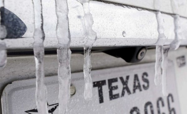 Пригаждането на мрежите е само едното съществено перо. Другото засяга капацитета за производство на електричество. Някои експерти посочват, че в момента доста страни в ЕС генерират повече ток, отколкото потребяват, и съответно електромобилите не биха предизвикали недостиг в системата. 
Но истината е, че самите институции, които се опитват да наложат електрическия преход, не са чак толкова уверени. Още през 2018 Европейската комисия поръча един доклад за ефектите на електромобилността върху енергийните системи, изготвен от Аника Клетке и Алберт Мозер от Аахенския университет, и експерти на компанията за обработка на данни Artelys. Този доклад предупреждава недвусмислено, че при масовото въвеждане на електромобилите от огромно значение ще е потребителското поведение. Дали наистина ще има някакъв ред в зареждането им, и използване на моментите в денонощието с най-ниско потребление, или всеки ще зарежда, когато му потрябва?
