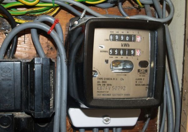 Как обаче да се наложи подобна "оптимизирана стратегия" за зареждане? Опитът дори на страни с висока обществена дисциплинираност като Нидерландия и Норвегия показва, че хората са склонни да следват най-вече собственото си удобство. Начинът да бъдат "оптимизирани" е само един: да бъдат принудени да плащат повече. 
Клетке и Мозер препоръчват два варианта, които да се прилагат поотделно или заедно. Единият е въвеждане на тарифи за ток според периода от денонощието: нещо като познатата ни по-евтина ставка за нощния ток в България, но много по-сложна и диференцирана, така че да обхване всички пикове и спадове в потреблението през денонощието. 
Вторият вариант е "цени в реално време", при които плащате според текущото търсене - точно това, което са изпитали на гърба си нещастните жители на западен Тексас. 
Въвеждането на поне единия модел е задължително, настояват авторите на доклада, "за да може системата да се справи, когато започне масовото въвеждане на електромобили".
Eстествено, подобно ценообразуване ще се отнася до всички потребители на ток, не само до онези с електромобили. 
