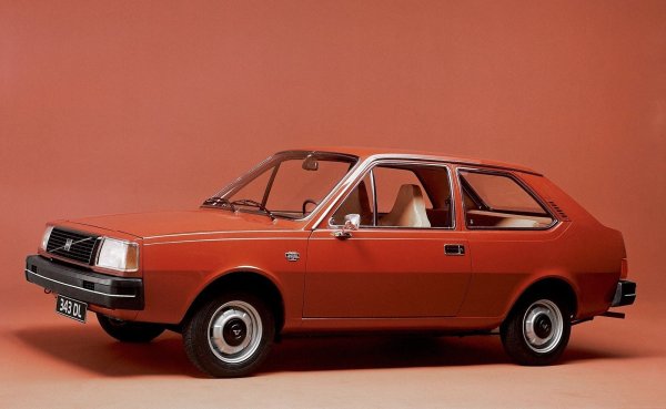 Семейството 300 на Volvo, което дебютира в средата на 70-те години на миналия век, има също толкова интересна история на създаване. Моделите с индекси 343 и 345 са разработени от инженери на холандската компания DAF като част от проекта P900, за изпълнението на който компанията се нуждае от партньор.