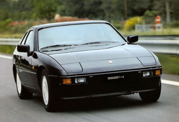 Подобна история се случи с Porsche 924 през 70-те години. Проектът за спортна кола, който се разработва от Volkswagen и Porsche, трябваше да бъде пуснат под две марки. За &bdquo;народната&bdquo; марка Volkswagen новият модел трябваше да стане флагман на моделната гама, а за марката Porsche това трябваше да бъде сравнително масов бюджетен автомобил с нетрадиционно за компанията разположение на двигателя отпред, който трябваше да замени застаряващия спортен автомобил Porsche 914.