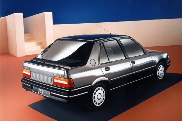 Още през лятото на 1985, когато стартира серийното производство на автомобилите, те веднага са прехвърлени в моделната гама на Peugeot, където моделът с новия индекс 309 допълни големите седани и комбита Peugeot 305. Въпреки че по-новият Peugeot 306, който дебютира през 1993, замени хечбека 309, а семейството на Peugeot 305 беше заменено от 405.