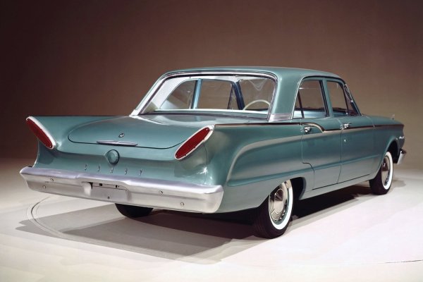 Comet трябваше да бъде новият базов модел в линията Edsel, но набързо беше прехвърлен на подразделението на Lincoln-Mercury, което продаваше автомобили през първите няколко години без никаква принадлежност към марката - очевидно те също се страхуваха да не разрушат имиджа си с наследството на неуспешна марка. Безименната Comet е произведена през 1960 и 1961, а след това леко обновена кола е представена през 1962 като Mercury Comet.