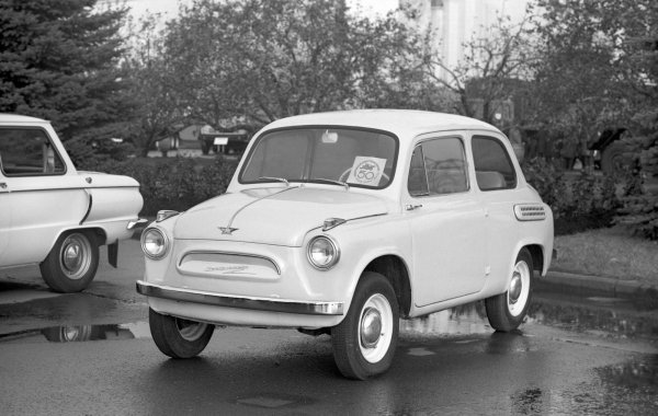 Съветската автомобилна индустрия също помни истории за прехвърляне на проекти в други заводи, но в СССР това най-често се дължи на недостиг на някои компоненти и части за сглобяване на определен обект или поради високо натоварване на конвейера. Проектът за малък автомобил, по който институтът НАМИ работи съвместно с московския завод МЗМА, където се произвежда &bdquo;Москвич&ldquo;, е трябвало да остане в столицата.