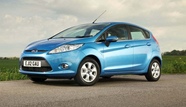 В много сегменти Ford всъщност има доста по-добри продажби днес, отколкото през 2008. Спадът от 42% се дължи преди всичко на решението на шефовете в Диърборн да лишат европейското си поделение от двата му най-изявени бестселъра - Focus и Fiesta. През 2008 българските дилъри имаха в шоурумите си и други модели, които вече не съществуват - Mondeo, Ka, C-Max, S-Max&hellip; 
Трябва да отбележим, че Ford е една от марките, при които има известно разминаване в данните заради различната методология. През 2008 справката на МВР отчита 2280 леки и 1680 товарни автомобила. В данните за 2025 сме включили само леките и лекотоварните (M1 и N1), пренебрегвайки 55 бройки в класове M2 и N2. Но и да ги добавим, те не променят съществено нещата. 
