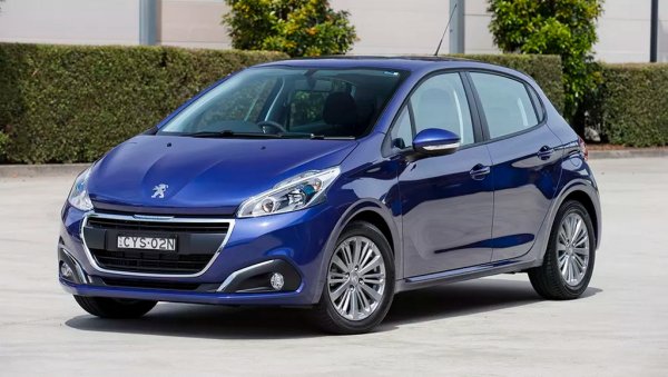 Френската марка бе сред първите, стъпили в България след промените, и дълги години бе един от лидерите на пазара. През 2008 Peugeot продаде 3961 автомобила (според регистрациите в МВР) и имаше пазарен дял 7.7% (според ААП). След настъпилия през 2009 срив на пазара Peugeot така и не успя да си върне предишните позиции. В последните години марката загуби доста от най-достъпните си модели (108, 301) и като цяло повиши цените. За 2025 у нас са регистрирани 1999 автомобила Peugeot, което е точно 50% спад спрямо 2008. Но пък е 12% ръст спрямо 2016.
