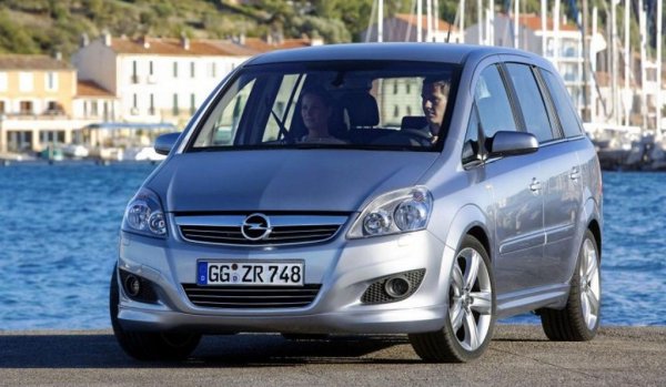 Това е може би най-впечатляващата промяна - не като проценти (70 на сто спад), а заради факта, че през 2008 Opel бе убедителният пазарен лидер в България, докато днес не попада дори в Топ 10. 
Какво се случи? Две неща, едното от които касае българския пазар, а другото - глобалните позиции и стратегия на марката. 
През 2008 Opel се представляваше в България от 11 или 12 (не си спомняме точно) конкуриращи се помежду си дилъра. Това водеше до ожесточен дъмпинг между отделните търговци - лоша практика за печалбите на компанията, но добра за крайния клиент. Днес такава конкуренция няма. 
Втората голяма промяна е тази, която споходи и почти всички други марки: драстично поскъпване. През 2008 в България спокойно можеше да се купи Zafira за 25,000 лева. Докато в последните години единственият по-достъпен модел в гамата бе останал Corsa. Сега новата Frontera дава признаци, че може да промени тенденцията.
За някои класически фенове на марката и минаването под шапката на Peugeot е съществен фактор. 
