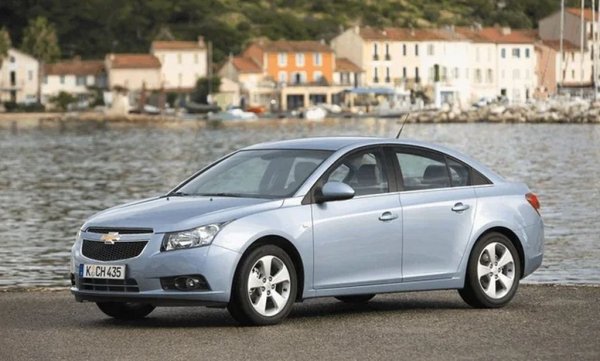 Тук вече няма никаква изненада: през 2008 марката на General Motors имаше много агресивна стратегия за покоряване на Европа, докато днес на практика се е оттеглила изцяло от Стария континент, фокусирайки се основно върху традиционните си пазари в Северна Америка. През 2025 са регистрирани само два броя Chevrolet, частен внос отвъд океана - което, съпоставено с 1392 продажби през 2008, дава спад от 99.91%. 
