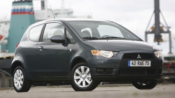 При Chevrolet и Lada спадовете от 99 и 98% са разбираеми, защото двете марки отдавна не се предлагат в България. Но Mitsubishi все така си има вносител, дилъри и сервизни центрове - и въпреки това има спад... 100%. За цялата 2025 година у нас не е регистрирано дори и едно ново Mitsubishi. Какъв контраст с 2008, когато марката бе пласирала 1392 нови коли. Разбира се, задачата на дилърите днес не е лесна: в резултат на споразумението с Renault, Mitsubishi оряза драстично гамата си за Европа. Ако съдим по сайта на вносителя, у нас в момента се предлагат само три модела: Eclipse Cross и Outlander като плъг-ин хибриди, и "възроденият" Colt, който е всъщност Renault Clio от предишното поколение със сменена емблема - но с цена, леко надминаваща тази на новото Clio. 
