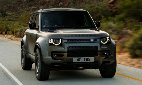 2025 всъщност бе година на значителен спад за британската марка, защото продажбите през 2024 скочиха покрай една голяма доставка за Гранична полиция. Но въпреки това миналогодишният резултат на Land Rover е с 28% по-висок от онзи през 2008. 
Всъщност почти всички премиум и луксозни марки са подобрили драматично резултатите си за тези 17 години - доказателство за значителното замогване на нацията за този период (и също доказателство, биха добавили скептиците, за все по-чутовните успехи в борбата с корупцията). 
