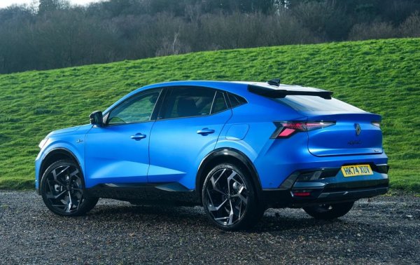 Планът на вече бившия шеф Лука де Мео да придвижи Renault по-близо до премиум сегмента предполагаше спад в продажбите. Но всъщност в България се случва точно обратното: миналата година марката пласира рекордните 5287 нови леки и лекотоварни автомобила, което е 21% ръст спрямо 2024, 51% ръст спрямо 2016 и цели 151% ръст спрямо 2008. Достъпното Clio все така си остава най-големият генератор на продажби, но кросоувъри като Austral, Arkana, Symbioz и особено Rafale добавят общо над 1100 регистрации при доста по-високи маржове на печалба. 
