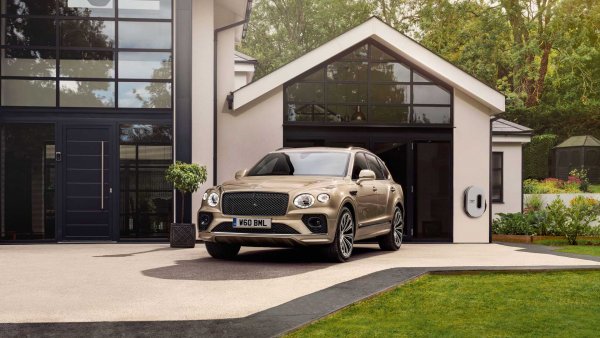 Производителят на луксозни модели предвижда да представи хибридна версия на първия SUV в историята си - Bentayga. Същите модификации ще получат още два модела на британската марка - Continental GT или Flying Spur.
