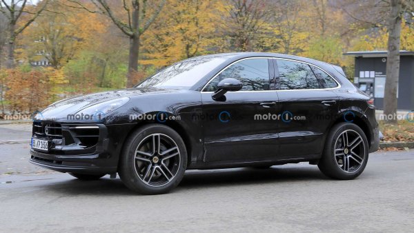 Компактният кросоувър е най-успешният (заедно с Cayenne) модел на германския производител на спортни коли, така че е напълно лочгично в средата ни жизнения си цикъл да бъде обновен, като ще получи хибридна версия. Не е изключено, Porsche да покаже и напълно електрически вариант на Macan.
