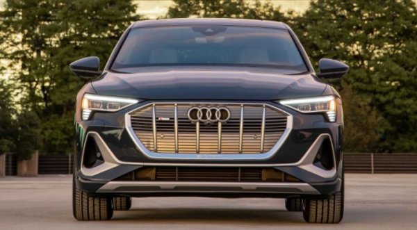 Очаква се, че премиерата на хибридната версия на Q5 Sportback, която ще се зарежда от електропреносната мрежа, ще се състои още в първата половина на тази година. Не е ясно обаче какво ще се случи с напълно електрическия Q5 E-Tron, който е пряко свързан с електрическия Macan и чието представяне също бе анонсирано наскоро от Audi.
