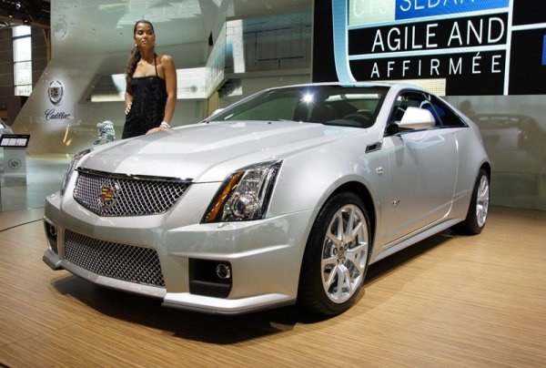 Момичетата на автосалон Париж 2010