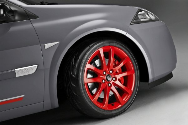 Двигателят произвежда максимална мощност от 230 к.с. и максимален въртящ момент 310Nm. Това е достатъчно, за да подсигури ускорение на автомобила от място до 100 км/час за
6 секунди