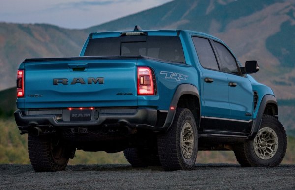 Под капака е поставен V8 HEMI с компресор, като мощността е 712 к.с. и 881 Нм. Двигателя е комбиниран е с осемстепенна автоматична трансмисия и раздатъчна кутия BorgWarner.