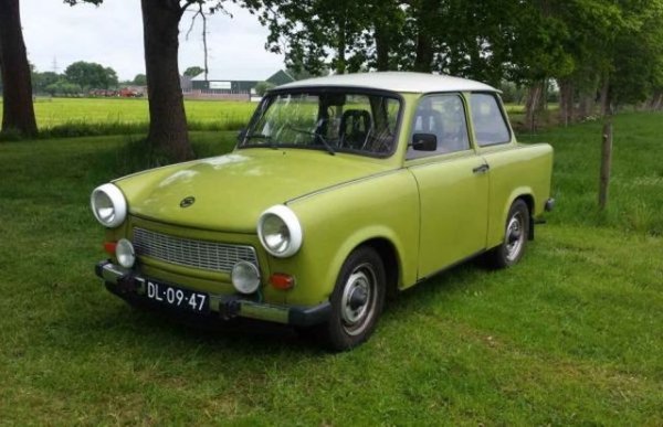 Голяма част от негативната слава на "Траби" обаче се дължи на Студената война - логично е колата от Изтока да бъде постоянно осмивана на Запад. Истината е, че Trabant е простичка машина, каквато може да си позволи бедната на ресурси икономика на ГДР. През 50-те и доста западни модели са с подобни маломощни двигатели и миниатюрни размери. 
Проблемът е, че Trabant си остава почти непроменен дори и трийсет години по-късно. Ако броим и P601, заменил P50, са продадени повече от 2,8 млн. бройки. Най-куриозното е, че този автомобил надживява дори самата ГДР, тъй като производството му е спряно през 1991, година след обединението на Германия.
