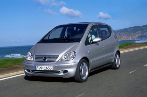 По какво се отличава професионалистът от любителя? Първият, дори да допусне грешка, винаги търси и намира начин да я поправи. Това важи с пълна сила за компанията Mercedes-Benz, където през 90-те години на миналия век е взето решение да се тръгне по нов път. Идеята е да се създаде първият сериен автомобил на марката с предно предаване, и той да бъде позициониран някъде в А- или В-сегмента. 
В Щутгарт подхождат сериозно към задачата. Подът на автомобила е тип „сандвич”, тоест двоен, като целта е увеличение на безопасността на водача и пътниците. Така при челен удар моторът и трансмисията се преместват под педалите, а не в салона. 