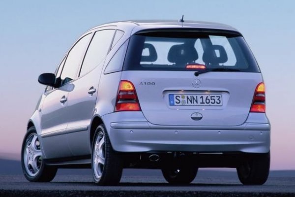 Решението обаче създава проблем с центъра на тежестта на машината. И още по време на един от първите „лосови тестове” (скоростно заобикаляне на препятствия) W168 се преобръща, като зад волана му е шведски журналист. Историята бързо става обществено достояние, последвана е и от други подобни злополуки.
Ударът по репутацията на компанията е много силен, а и в Mercedes първоначално не искат да признаят грешката си. Все пак здравият разум побеждава и продажбите са спрени за 3 месеца, а всички продадени до момента коли – 2600 бройки, са отзовани в сервиза. Моделът е оборудван веднага с ESP, пренастроено е окачването, сменени са и гумите.
Повече подобни гафове няма, но петното върху имиджа на модела е факт и то няма как да бъде изчистено. Затова след първите две поколения Mercedes се отказва от оригиналната концепция и превръща А-класата в класически хечбек. 

