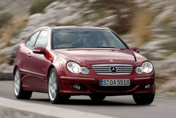 Сред творенията на алианса  Daimler-Chrysler някак си странно стои Mercedes-Benz C-Class Coupe (W203), който е един от най-големите провали в историята на моделната гама. Идеята за създаването на купе C-Class е ясна – подобни автомобили са много търсени в САЩ, и очакванията са разумната цена да го направи бестселър там. 
В крайна сметка обаче W203 се оказва грешка – както в Америка, така и в Европа. А най-странното е, че причината за това е надеждността. 
