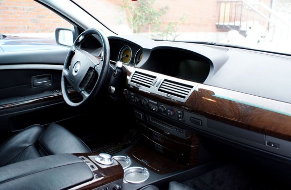 Седмицата и Петицата от онази епоха са приети от мнозинството фенове за две от най-грозните BMW в историята (макар че и двете си имат и своите почитатели). Куриозното е, че заради външния вид на Е65 тогавашният главен дизайнер на BMW Крис Бенгъл е уволнен и повече изобщо не се връща в автомобилния свят. На негово място е повишен заместникът му Адриан ван Хойдонк, който... е именно авторът на проекта за дизайна на Е65. Ван Хойдонк ръководи дизайна на баварците и до ден-днешен като старши вицепрезидент. 
