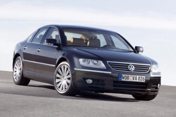 Фердинанд Пиех, който ръководи концерна по онова време, се слави като перфекционист с изключително амбициозни идеи. С Phaeton той иска да създаде най-добрата лимузина в света, и поставя на инженерите си списък от пословично трудни задачи. 
В тяхна чест трябва да кажем, че са се справили добре. Резултатът е високотехнологичен, бърз, комфортен автомобил, който наистина не отстъпва на S-класата или на BMW Серия 7. 
