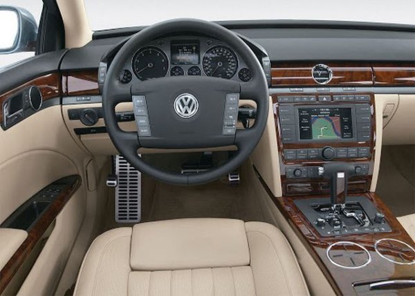 Но има и няколко проблема. По-високите версии ползват пословично сложния и скъп за поддръжка W12 двигател, създаден за Bentley. Цената и на автомобила, и на поддръжката му е като за луксозен модел, но на емблемата пише същото, като на паркиралото в съседство Polo. Пиех настоява също за изчистен, семпъл дизайн, който да не привлича излишно внимание. Идеята е колата да е насочена към успели хора, които обаче не искат да изпъкват с успеха си. Но се оказва, че такива хора няма. Phaeton, макар и много добър като автомобил, е един от най-скъпите пазарни провали въобще. 
