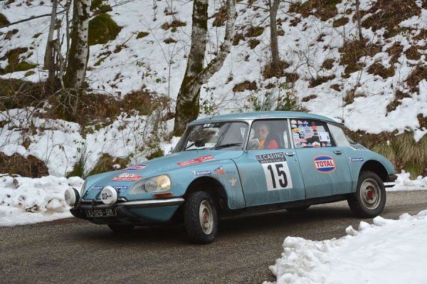 И до ден-днешен наричаме тази кола "Богинята" - La Deesse - заради фантастичната мекота на хидропневматичното й окачване. Колкото и да е странно обаче, това окачване, замислено да изглажда неравностите по пътя, се оказа много успешно в рали спорта. DS спечели Рали Монте Карло през 1959 и 1966, и продължаваше да е конкурентно дори в средата на 70-те, когато производството му спря.
