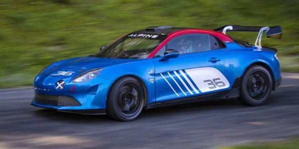 Възродената наскоро френска спортна марка е предвидена за удоволствия по завоите над Лазурния бряг. Затова и всички останаха твърде изненадани (приятно), когато Renault показа фабрично подготвена R-GT версия. 
