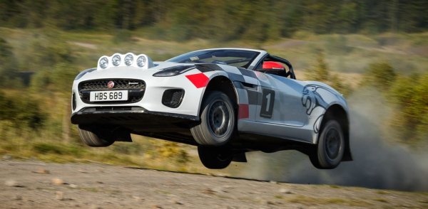 Един кабриолет, създаден да ви превози бързо от Сен Тропе до Кан, не звучи като твърде разумна опция за рали шампионата. Но от Jaguar доказаха обратното, като произведоха тази рали кола с 4-цилиндров моторо и предпазна клетка. 
