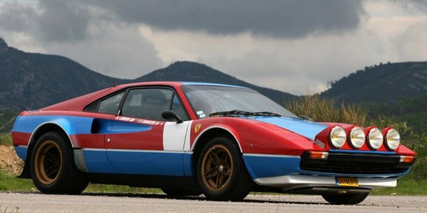 Корените на марката Ferrari произлизат от състезания като Mille Miglia, но въпреки това никой здравомислещ човек в наши дни не би очаквал да види лудуващото конче в съвременно рали. Компанията сама коригира тази представа, като хомологира модела 308 за участия в група 4 и група В. 
