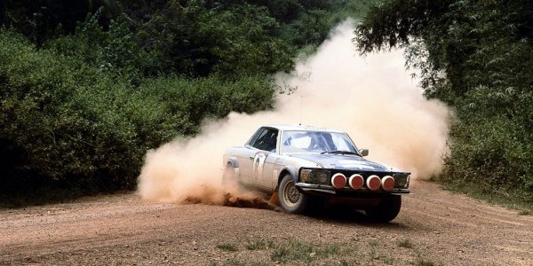 Когато другите карат леки и повратливи машини като Ford Escort и Lancia Stratos, а ти си с луксозна лимузина, шансовете не са на твоя страна. Но няколко пилоти въпреки това се довериха на C107 SLC Coupe, и даже постигнаха изненадващи успехи - победа в South American rally през 1978 и 4-о място в конструкторския шампионат за годината. 
