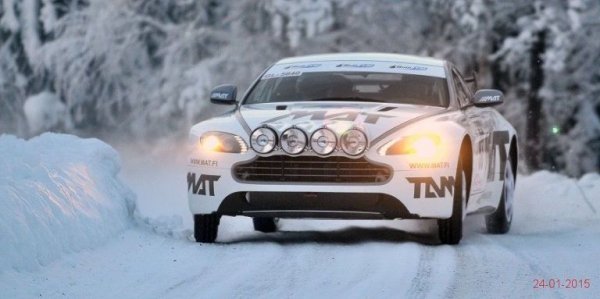 Тъкмо заради подобни ексцентрични идеи FIA създаде състезателния клас R-GT. Но дори и в него този V-8 Vantage изпъква като творение на луд гений. В действителност създателите му са няколко финландски спецове по автомобилен тунинг. 
