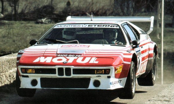 Суперколата на BMW, нарисувана от самия Джорджето Джуджаро, нямаше особен късмет в реалния живот. Компанията предвиждаше да участва и в състезания с нея, но със сигурност не е имала предвид рали шампионата. Което не попречи на няколко ентусиасти да покарат М1 в група В в началото на 80-те за огромно удоволствие на зрителите. 
