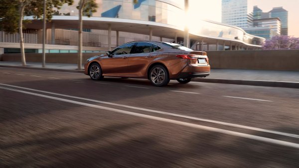 Почетното второ място заема японският гигант с 661 257 реализирани нови автомобили от януари до октомври, което е ръст от 15,3% спрямо миналата година. Пазарният дял на Toyota в Европа сега е 7,5%.
