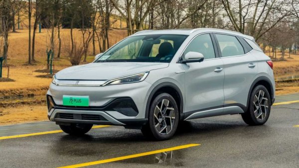 Колата, с която BYD се готви да атакува глобалните пазари. Yuan Plus е електрически кросоувър с атрактивен дизайн и 50-киловатчасова литиево-желязофосфатна батерия по новата технология BYD Blade. В Китай цената е около 23-24 хиляди долара, а луксозната версия с 60 квтч батерия е между 25,000 и 27,000 долара. 
