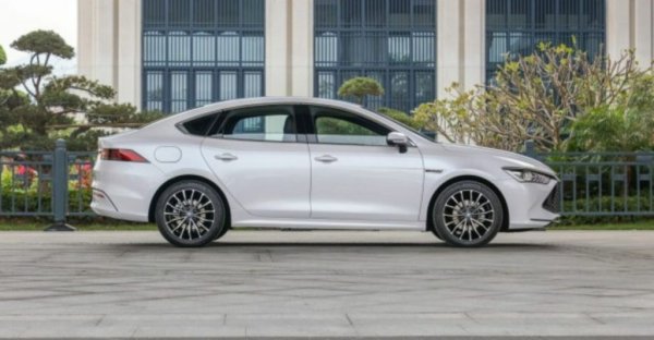Компактен седан, който след официалния отказ на BYD от двигателите с вътрешно горене през април остава на пазара само като плъг-ин хибрид. Продажбите са скочили четири пъти в сравнение с първото полугодие на 2021. 
