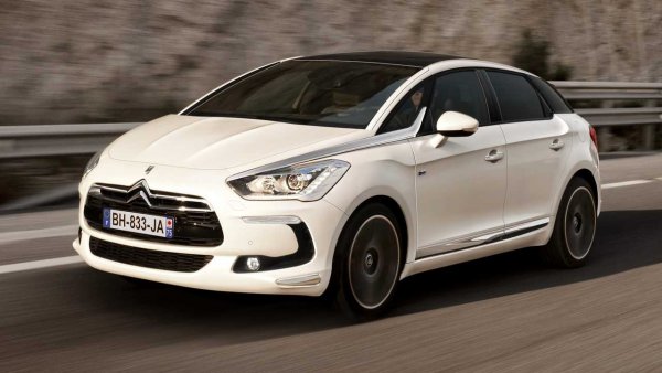 Необичаен както отвън, така и с техническия си "пълнеж", хибридът под марката DS, който беше пуснат на пазара през 2012 г., по-рядко се среща по пътищата от екологичните модели на други марки. Дизелово-електрическият агрегат DS 5 HYbrid4 развива сумарно 200 конски сили, а разходът на гориво е 3,8 л/100 км.