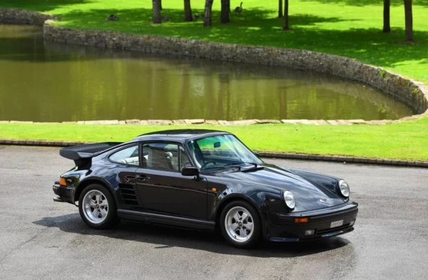 Германският производител представя 911 Turbo с фабричното обозначение 930 през 1975 година. Новият модел е пионер в използването на турбокомпресора в серийните автомобили. Преди 930 той се използва само в моторните спортове и се смята за твърде опасен за ежедневен автомобил, спортен или не. Колкото и Porsche да се опитва да намали турбо дупката и да направи модела "по-управляем", 930 е див звяр, който се оказва смъртоносен в много случаи, спечелвайки си прозвището Widowmaker.
