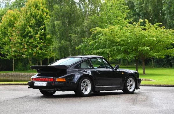 За да отпразнува новаторския модел, Porsche пусна ексклузивна версия за Великобритания, наречена Limited Edition (LE), която включва множество подобрения, които го отличават от стандартното Turbo купе. Списъкът включва подобрен 6-цилиндров 3,3-литров боксерен двигател с мощност 330 к.с. (стандартният е с 325 к.с.), други задни въздухозаборници, персонализиран преден спойлер, тонирано предно стъкло и няколко различни особености в салона. Наличен само през 1989 година, LE е ограничен в тираж от 50 бройки и е един от най-желаните 930 и до днес.
