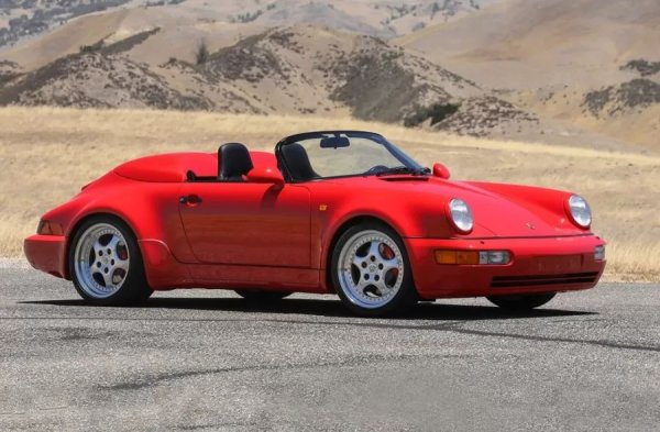 В разцвета си Porsche произвежда Speedster версия на модела 356. Когато се появява 911, всички очакват той да получи същата. Те обаче трябва да изчакат до 1987-ма за първия  прототип и още две за серийната версия. Първият 911 Speedster, базиран на 911 Turbo, е доста популярен. С появата на новото поколение на 964 обаче, той е свален от поточната линия в края на моделната 1989. Нов Speedster, базиран на Carrera 2 със задно предаване, се появява през 1992-ра, но за разлика от предшественика си е лишен от турбо двигател.
