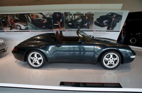 През 1994-та 964 е заменен от Porsche 993, което става последното поколение, оборудвано с шестцилиндров боксерен двигател с въздушно охлаждане. Освен това, 993 се помни с версии като Club Sport или GT2, но това не са най-редките на това поколение. Тази титла принадлежи на 993 Speedster, от който германската компания е произвела само две бройки.
