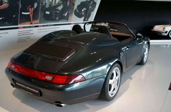 Porsche никога не пуска 933 Speedster в производство, но разработва два специални екземпляра. Първият е създаден през 1995-та за 60-ия рожден ден на Фердинанд Александер Порше, а вторият е поръчан от комика и тв звезда Джери Зейнфелд през 1998-ма. И двата модела са базирани на обикновения кабриолет Carrera 2, но докато първият има стандартната тясна каросерия, този на Зайнфед получава широка каросерия и колела от Turbo.
