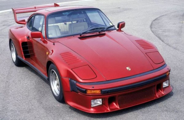 Porsche 935, произвеждано от 1976 до 1981, е заводската състезателна версия на 911 (930) Turbo. През цялото си съществуване моделът с наклонена предниса е многократно усъвършенстван, което създава множество легендарни състезателни автомобили като дългоопашатия 935/78, известен като "Моби Дик". Инженерите на Porsche не планират да създадат пътна версия на 935, но все пак я правят. 935 Straßenversion е разработен през 1983-ма като специален подарък за собственика на TAG Мансур Оджех.
