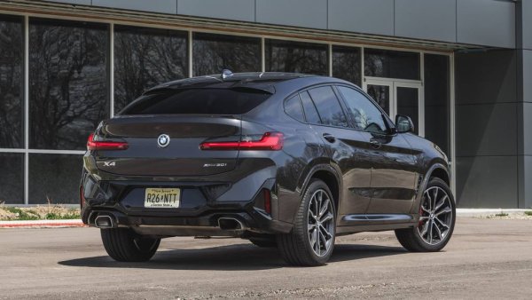 През 2015 баварците лансираха този по-раздвижен (и по-непрактичен) вариант на Х3, но сега ще натиснат паузата. Х3 се промени значително със смяната на поколенията миналата година, но братовчедът Х4 засега няма да претърпи същата процедура. Производството спира за неопределено време, макар че не изключваме името да се завърне върху автомобил от новата гама Neue Klasse. 
