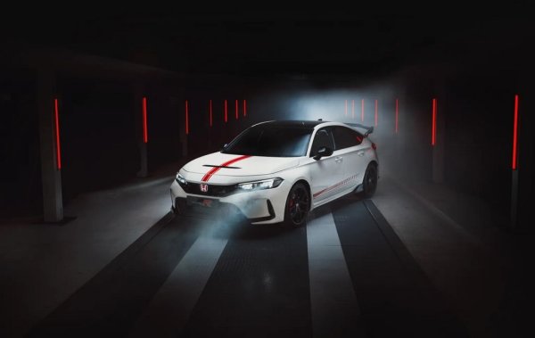 Веселите коли една по една изчезнаха от европейската карта. През 2026 това ще се случи и на Civic Type R от поколението FL5, прогонен от по-стриктните стандарти за емисии на ЕС. Преди това компанията ще пусне прощална серия Ultimate Edition, но в много ограничени бройки. 
