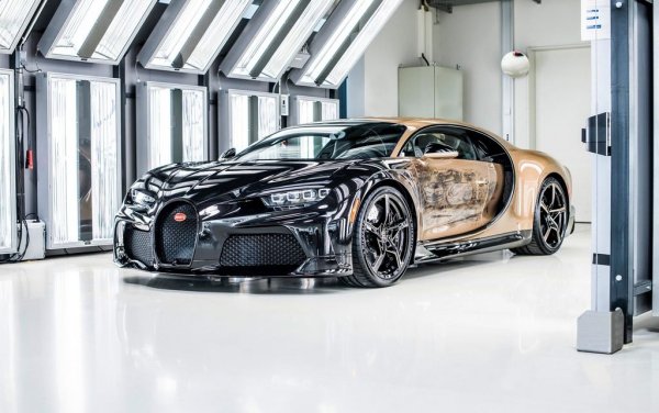 Една цяла ера в историята на двигателя с вътрешно горене приключва: легендарният W16 си отива заедно с Chiron и Mistral. Новото Bugatti Tourbillon вместо това ползва V16, подпомогнат от електромотори. Последните бройки вече са доставени на купувачите им, така че повече няма да имате шанс да си купите нова кола с W16. 


