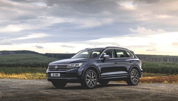 От VW определяха Touareg като "единствения премиум модел" на компанията. Близнак на Audi Q7 и Porsche Cayenne, произвеждан в същата фабрика като тях, Touareg си спечели много почитатели, но това няма значение - за ново поколение в плановете на Volkswagen няма място. Производството ще спре догодина, идеята на германците е вместо него да предложат на по-заможните си клиенти новия Tayron. 

