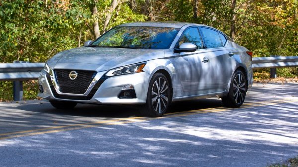 "Eвтин и практичен седан": половин век това звучеше като сигурна рецепта за успех, но в днешната ситуация звучи като смъртна присъда. Altima отдавна не се предлага в Европа, разбира се, но сега приключва пътя си и в Америка, след като по-големият Nissan Maxima спря да се произвежда миналата година. 
